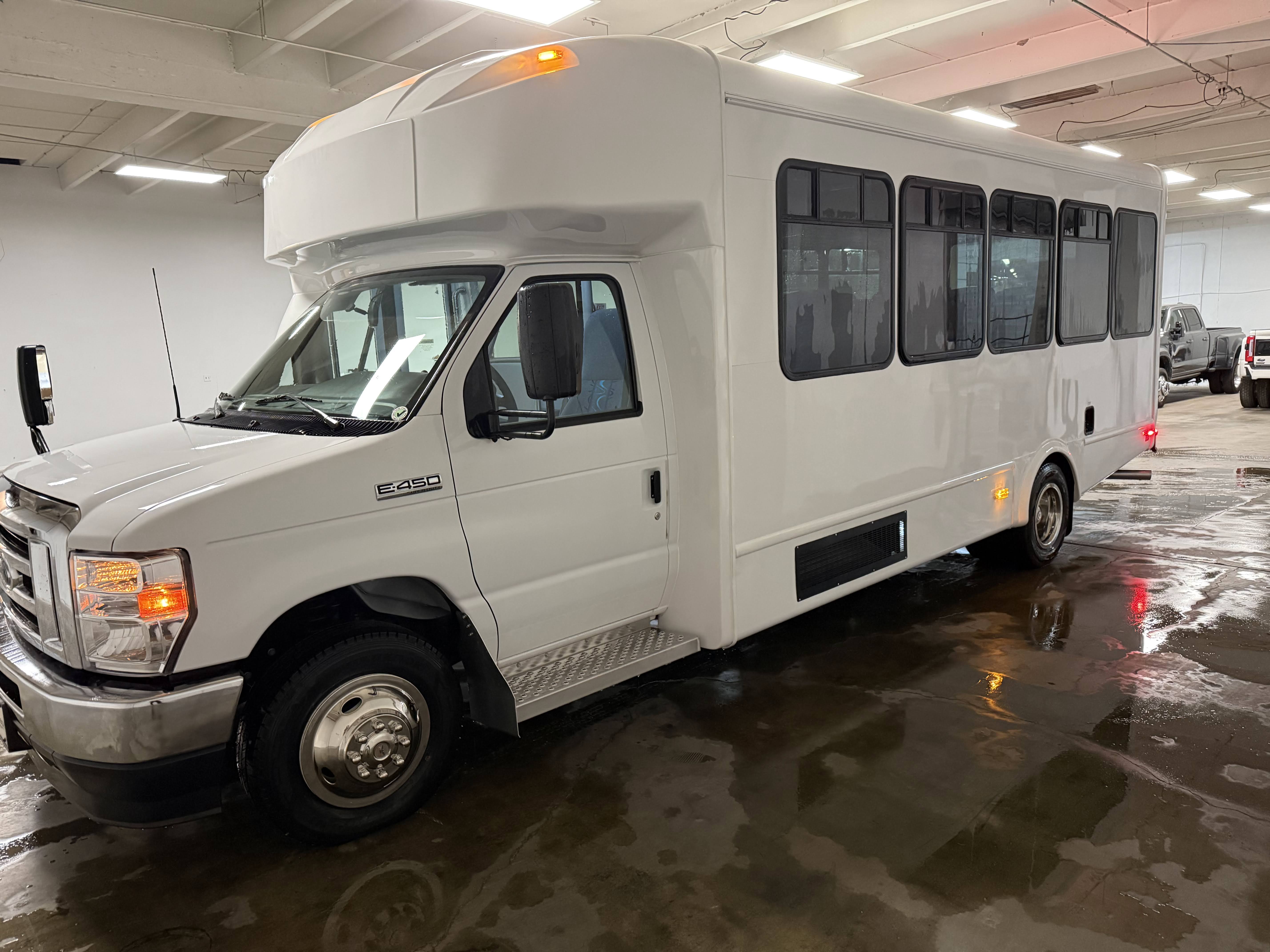 Glaval Universal 25 Passenger